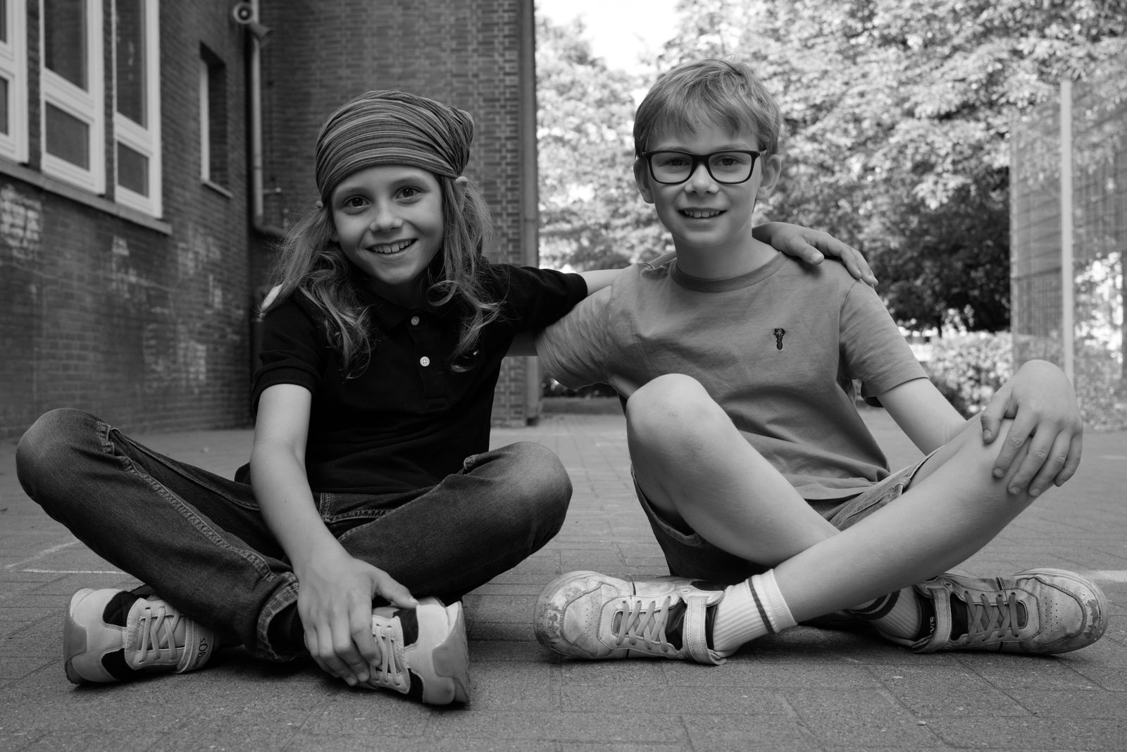 Schwarzweißfoto zweier Kinder auf dem Schulhof